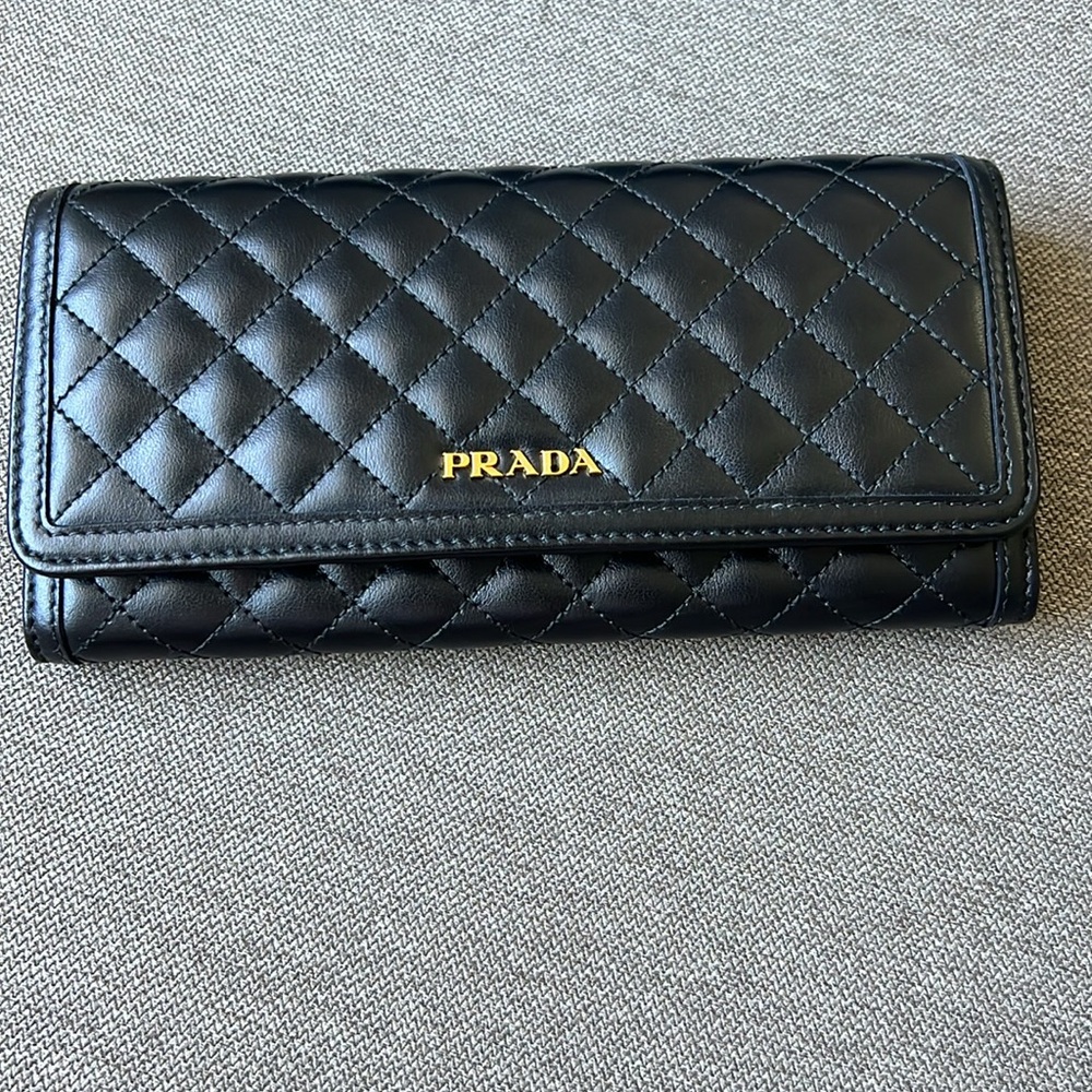 Prada Soft Calf Quilt Wallet-Authentic-EUC - Picture 2 of 14